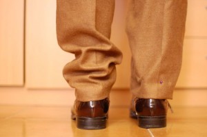 El bajo es muy estrecho y no cubre el zapato.